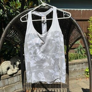 Lucy top size extra large, white and gray